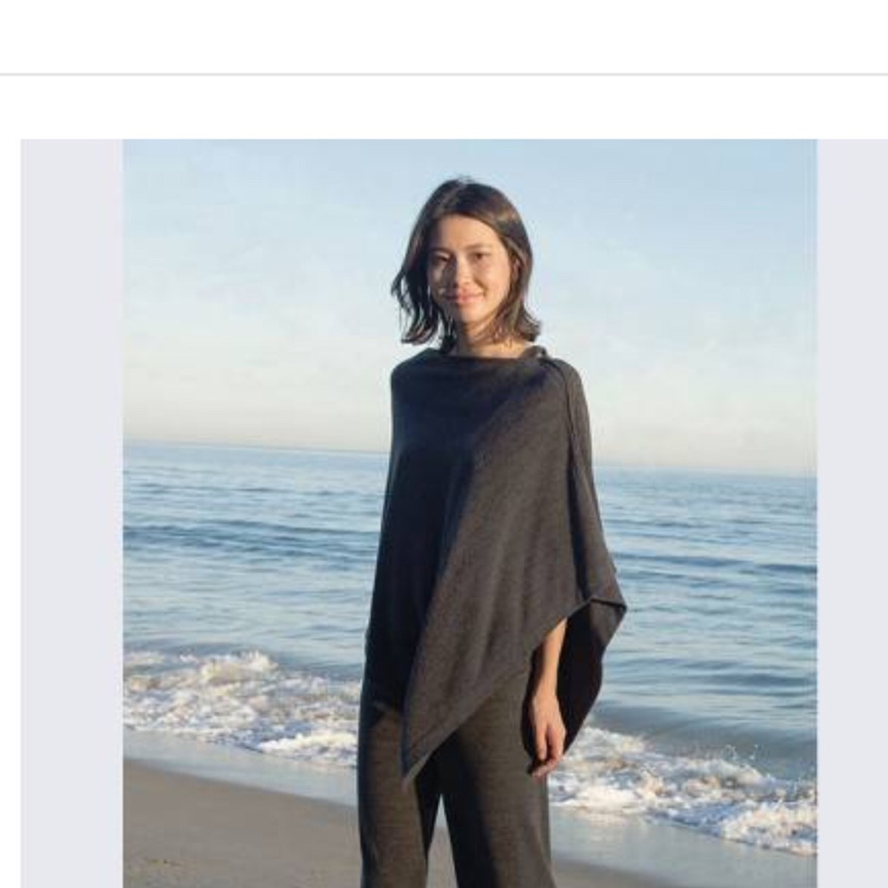 Barefoot dreams Poncho